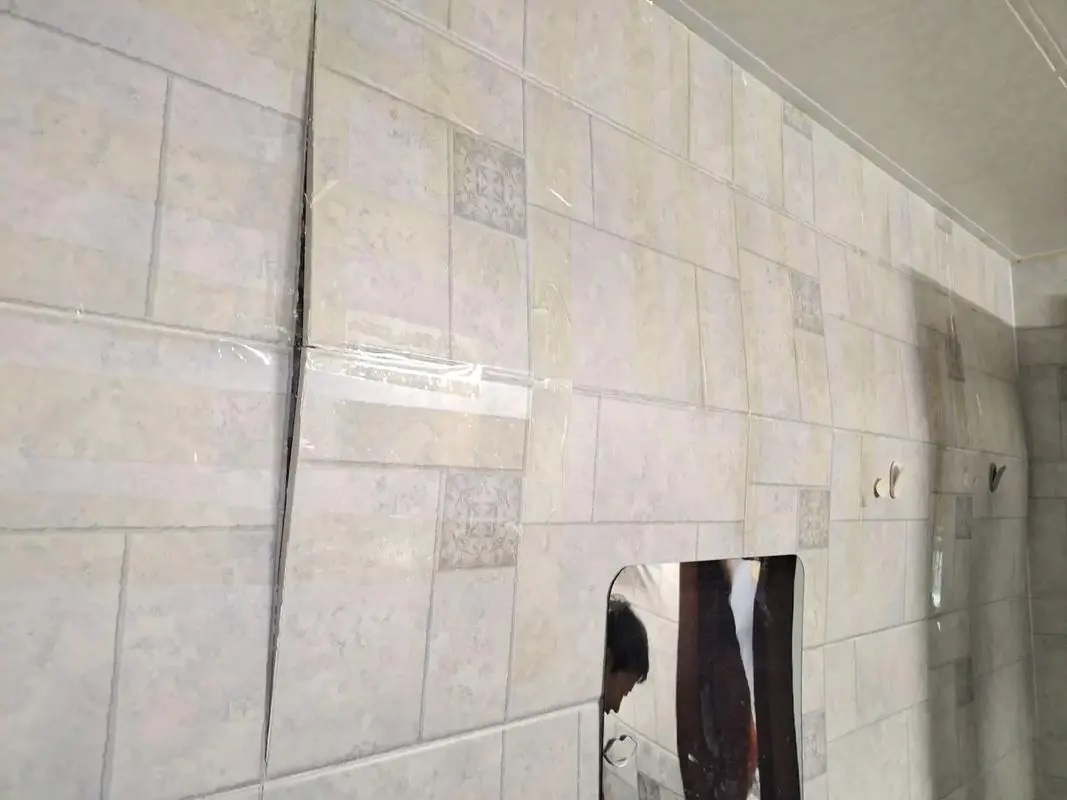 為什么越來越多的施工隊(duì)都改用青龍瓷磚膠+背膠？答案來了！